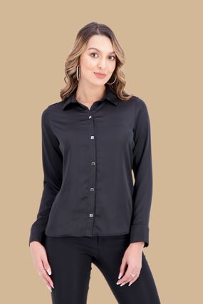 pantalon negro y camisa azul